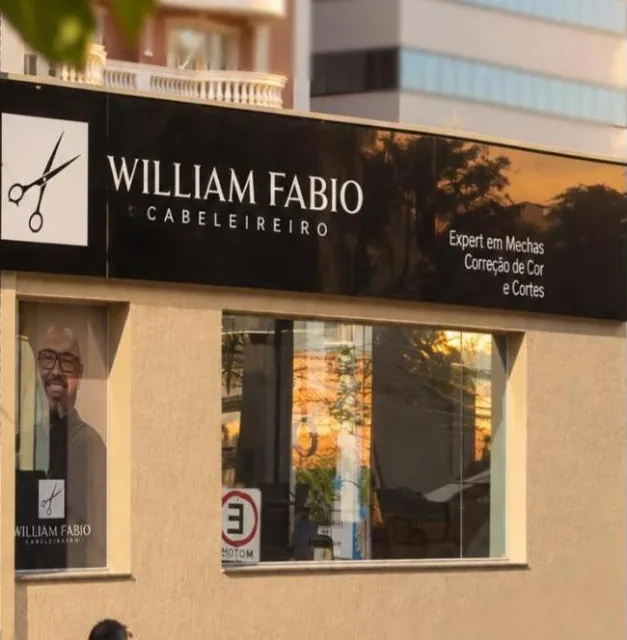 Fachada do salão William Fabio Cabeleireiro, com letreiro preto e tesoura branca